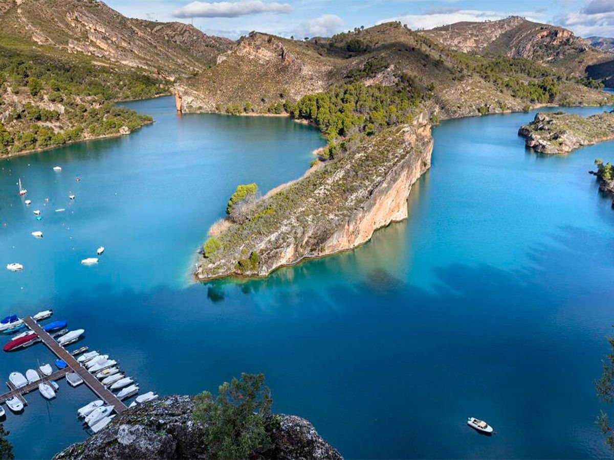 Panorama de Playa de Bolarque con aguas cristalinas